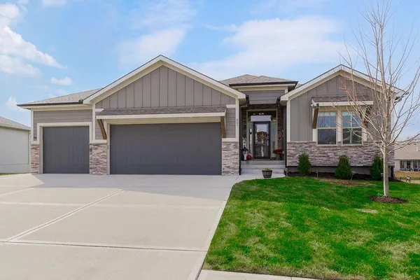 $549,900 | 807 Solomon Drive, Lone Jack, MO 64086