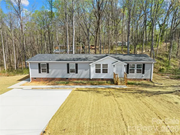 $395,000 | 7822 Stillwater Drive, Sherrills Ford, NC 28673