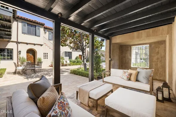 a view of a backyard