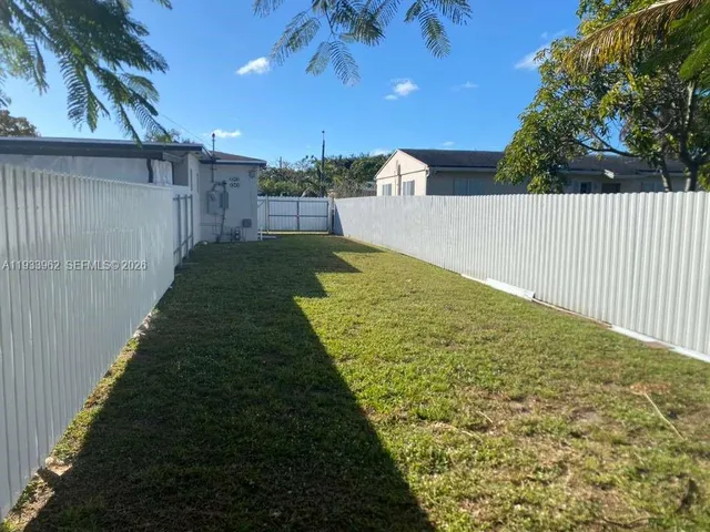 a view of a backyard