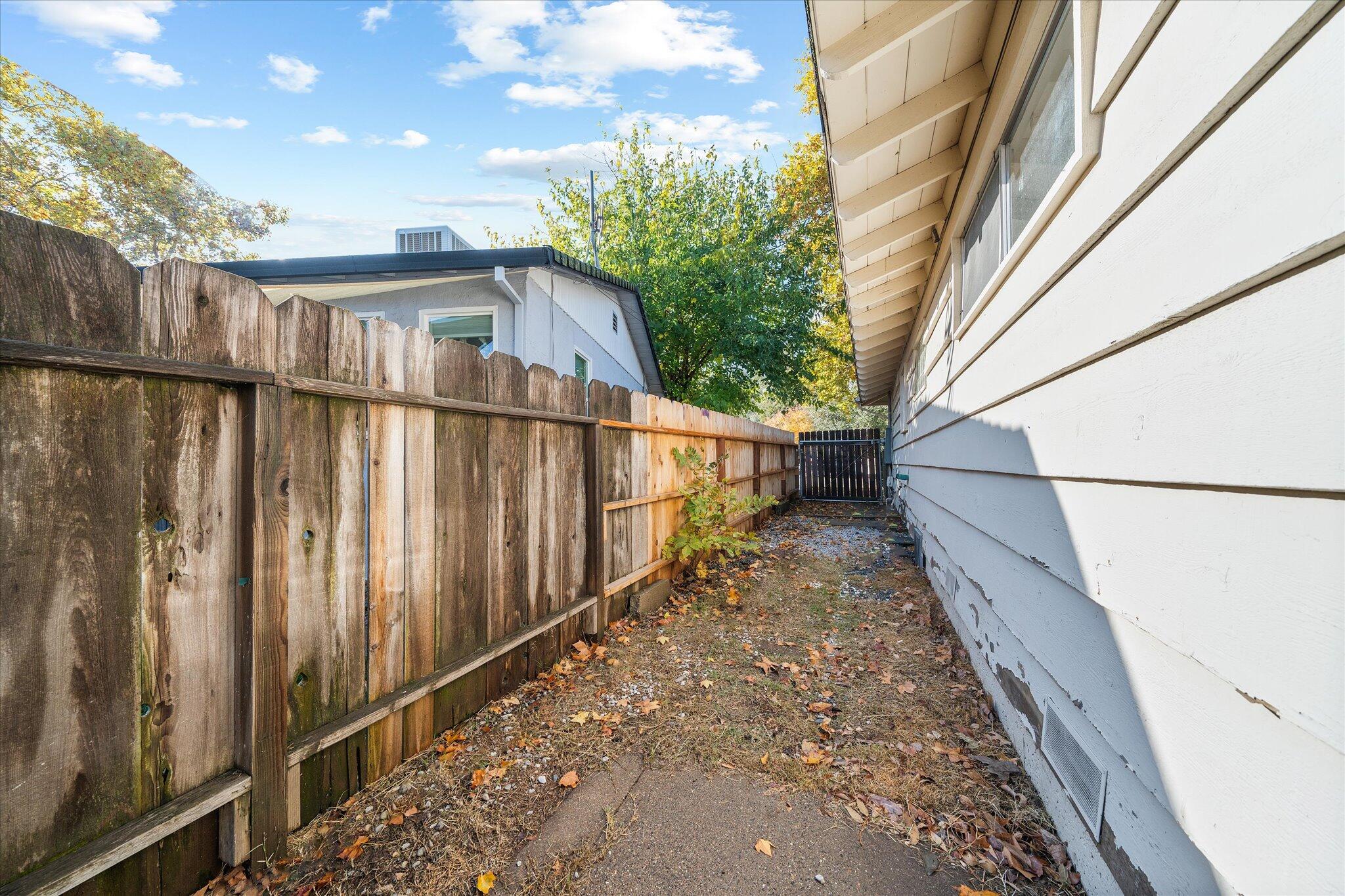 2717 Henderson Road Redding, CA 96002 - Photo 28 of 34 a view of wooden balcony