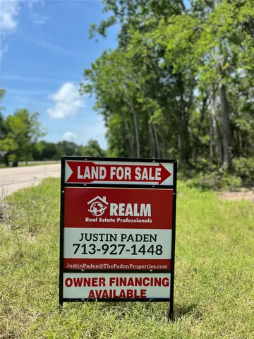 a sign that is sitting on a brick wall