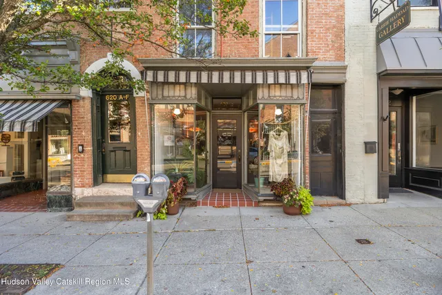 $2,000 | 620 Warren Street, Unit E, Hudson, NY 12534