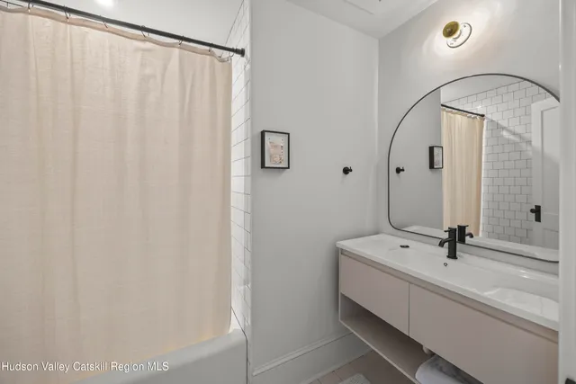 $2,000 | 620 Warren Street, Unit E, Hudson, NY 12534