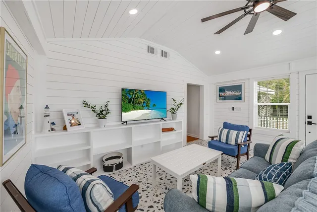 $2,500 | 416 East Avenue B, Port Aransas, TX 78373