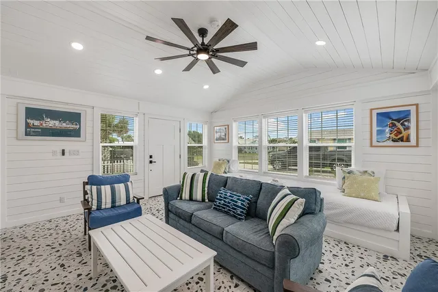 $2,500 | 416 East Avenue B, Port Aransas, TX 78373