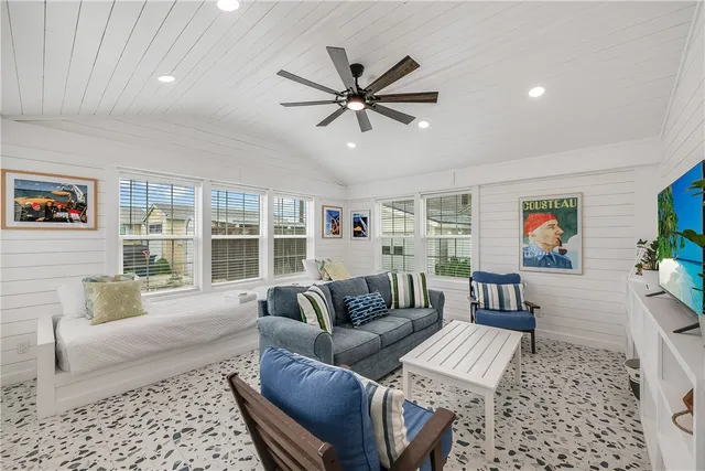 $2,500 | 416 East Avenue B, Port Aransas, TX 78373