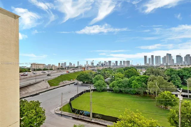 $2,100 | 1350 Northwest 8th Court, Unit D4, Miami, FL 33136