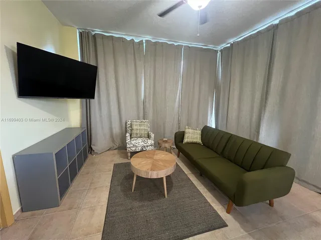 $2,100 | 1350 Northwest 8th Court, Unit D4, Miami, FL 33136