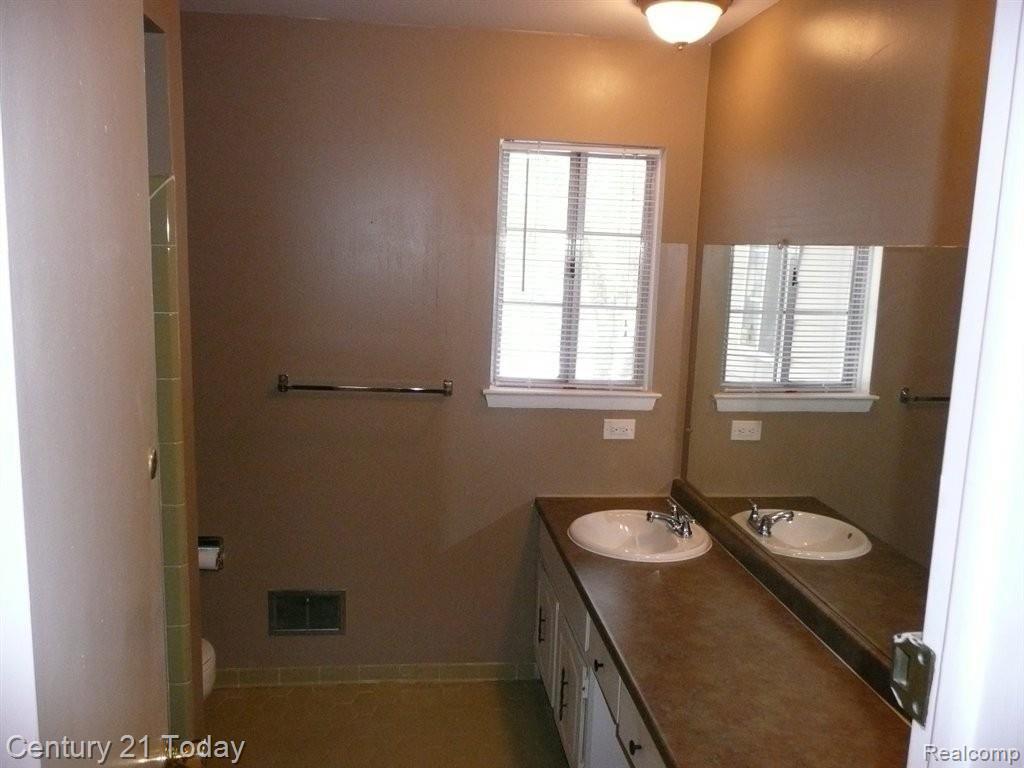 29739 Sugar Spring Road Farmington, MI 48334 - Photo 16 of 25 Main Full Bath
