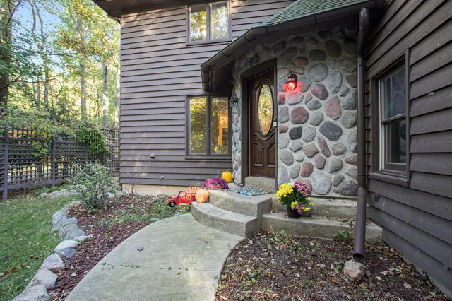 $549,900 | 8425 Oakside Street, Portage, MI 49002