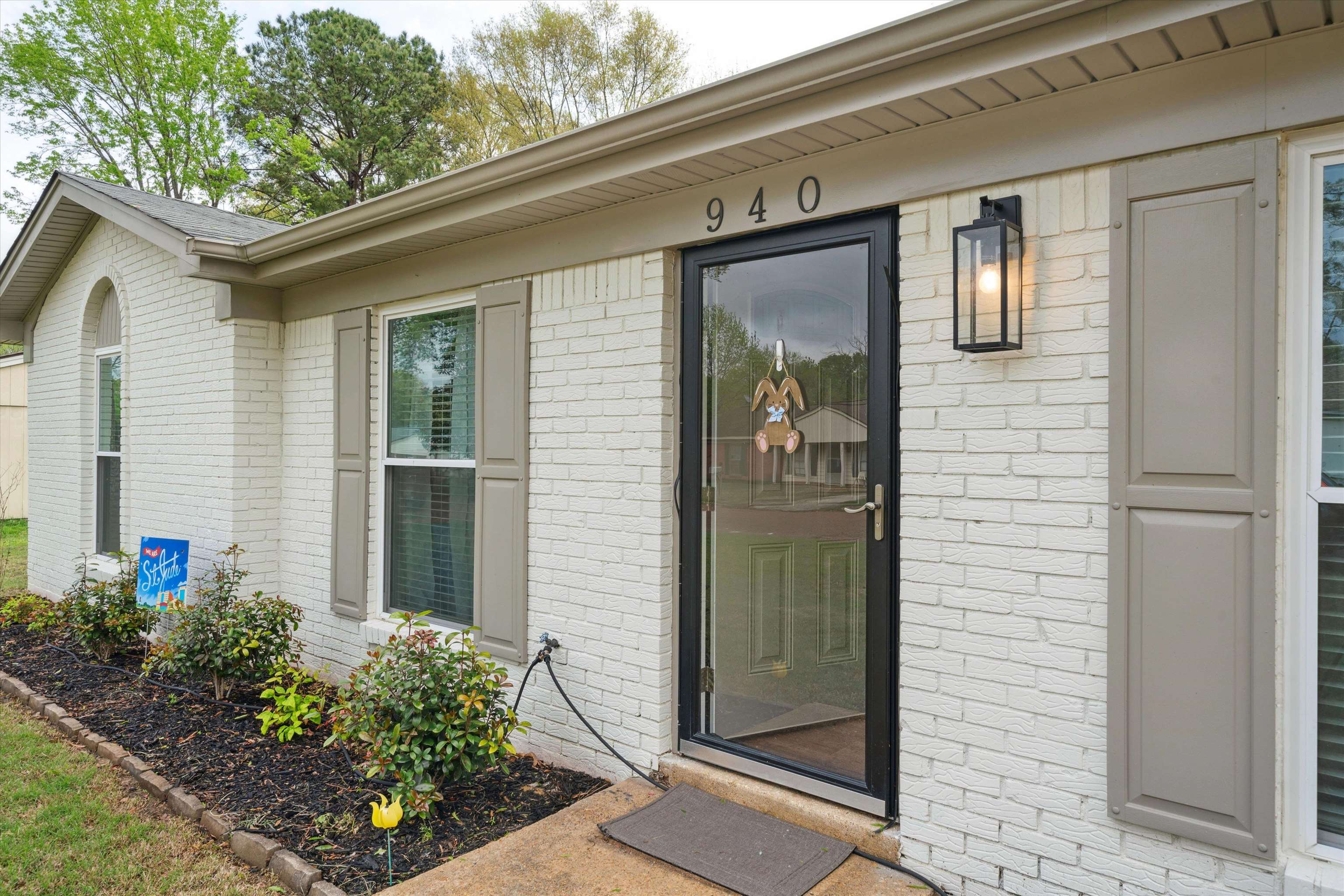 940 Greencliff Road Collierville, TN 38017 - Photo 2 of 23 a front view of a house with a garden