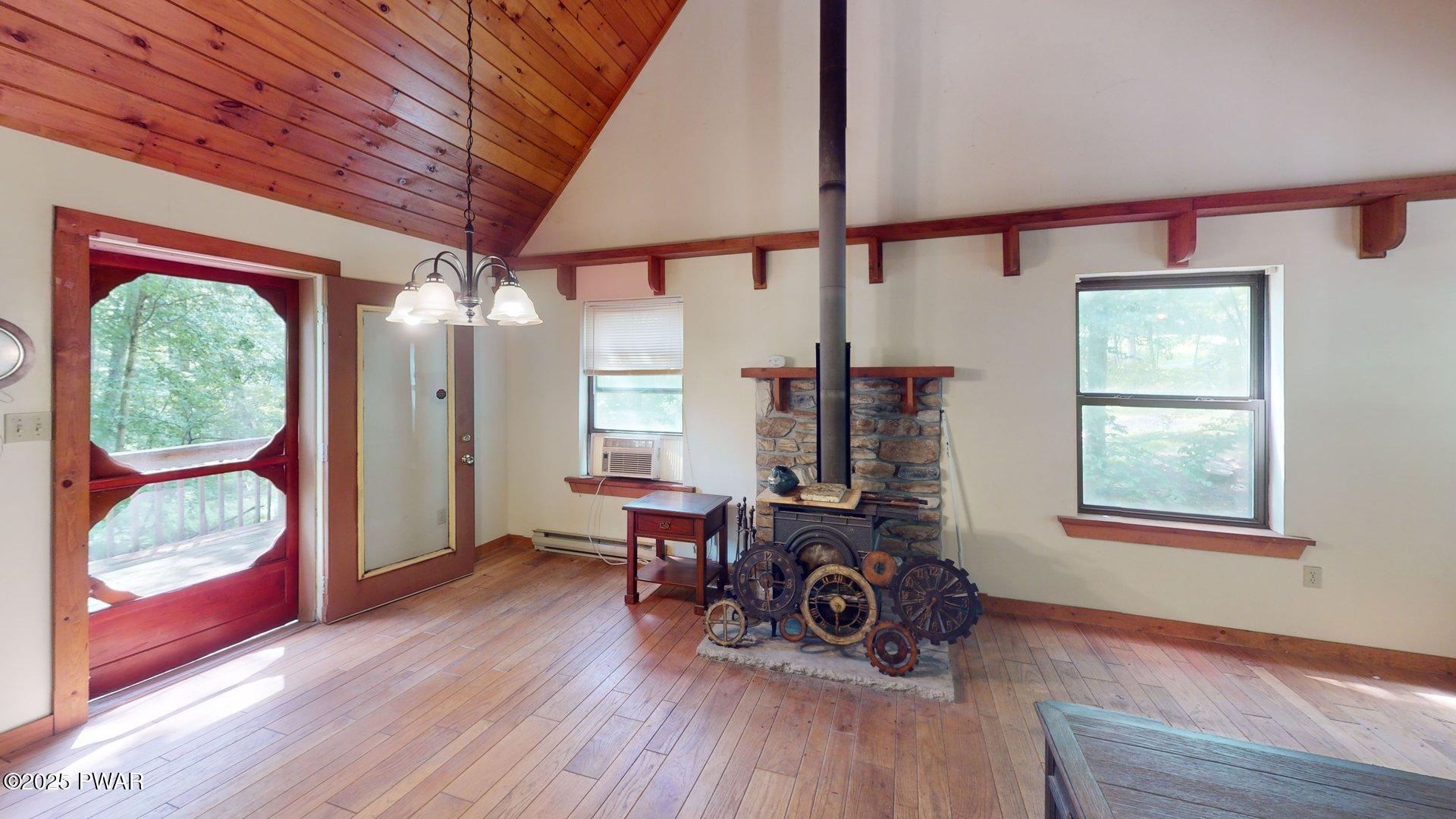 373 Hummingbird Trail Bushkill, PA 18324 - Photo 8 of 32 9