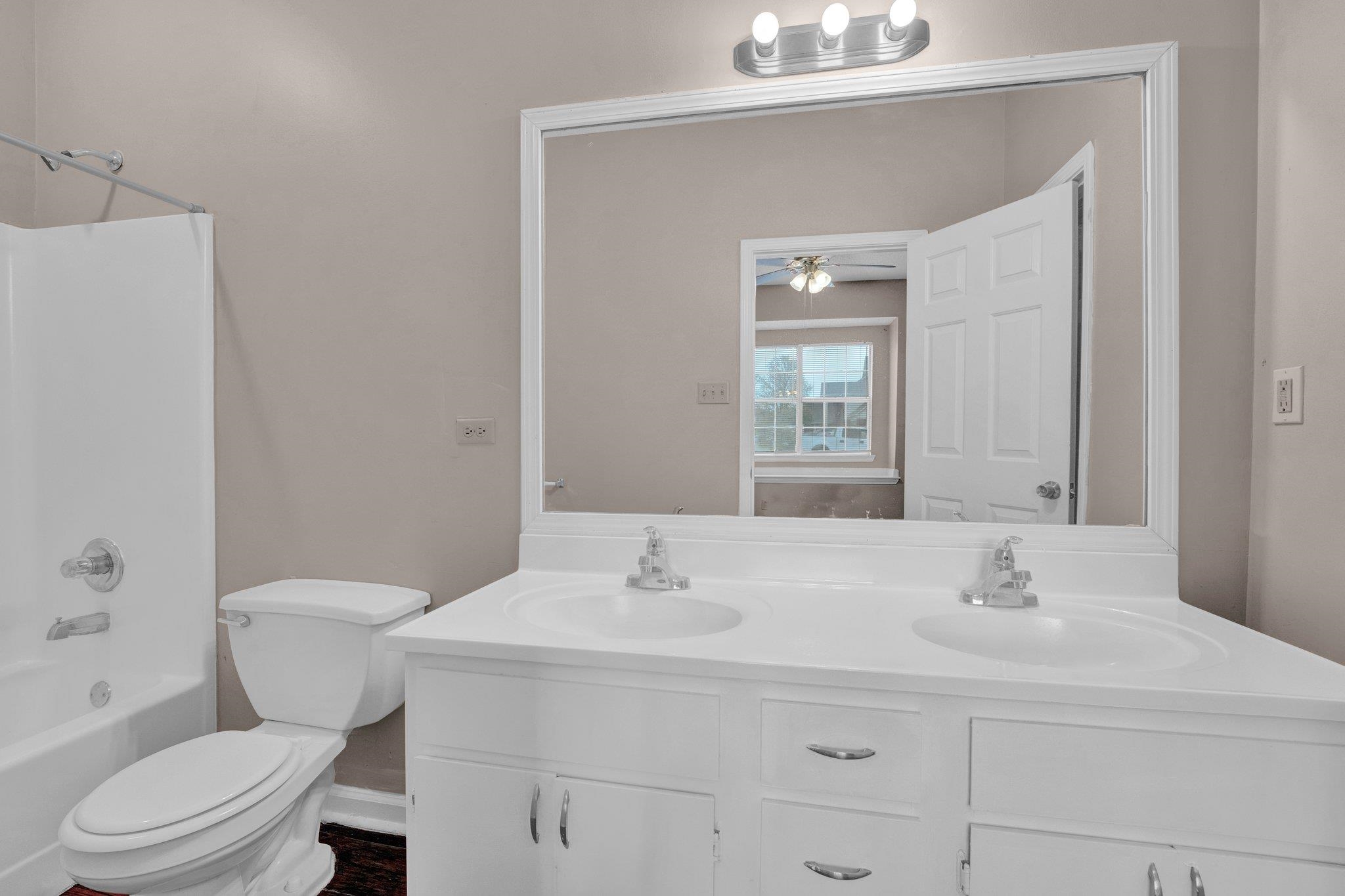 6309 Ragan Farm Drive Memphis, TN 38141 - Photo 6 of 25 Full bathroom with ceiling fan, vanity, toilet, and shower / bath combination