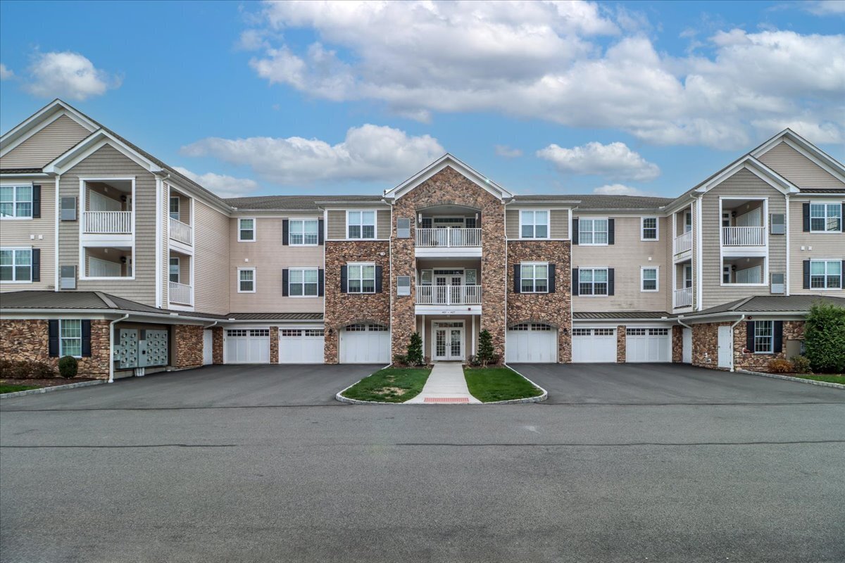 433 Brookside Court, Unit 433 Newtown, CT 06470 - Photo 3 of 38