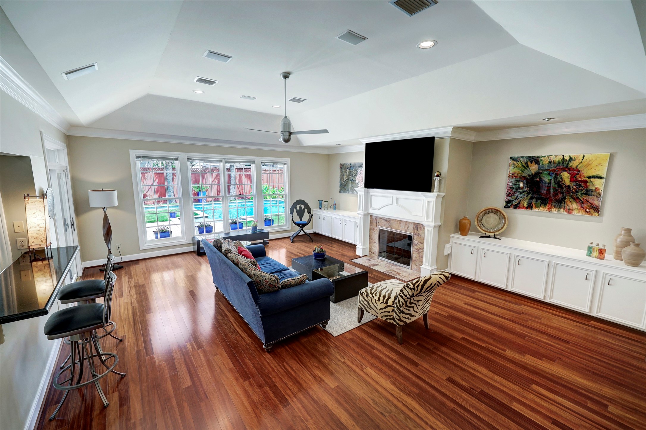 4401 Roseland Street Houston, TX 77006 - Photo 11 of 46 GIGANTIC GREAT ROOM WITH BEAUTIFULLY MANTLED FIREPLACE AND BUILT INS & RECESSED ART LIGHTING FOR YOUR ART! ALL LOOKING OUT TO THE RESORT LIKE BACKYARD WITH SPA AND POOL!!
