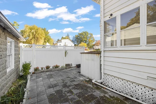 a view of a backyard