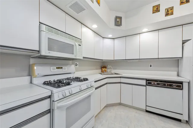 $699,000 | 71-28 Sutton Place, Unit 3 | Pomonok