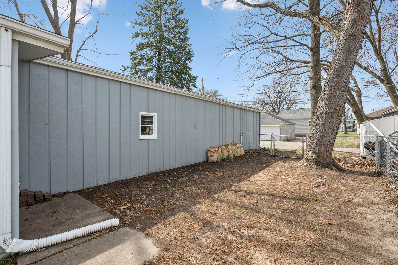 2052 37th Street Rock Island, IL 61201 - Photo 20 of 28 a backyard of a house
