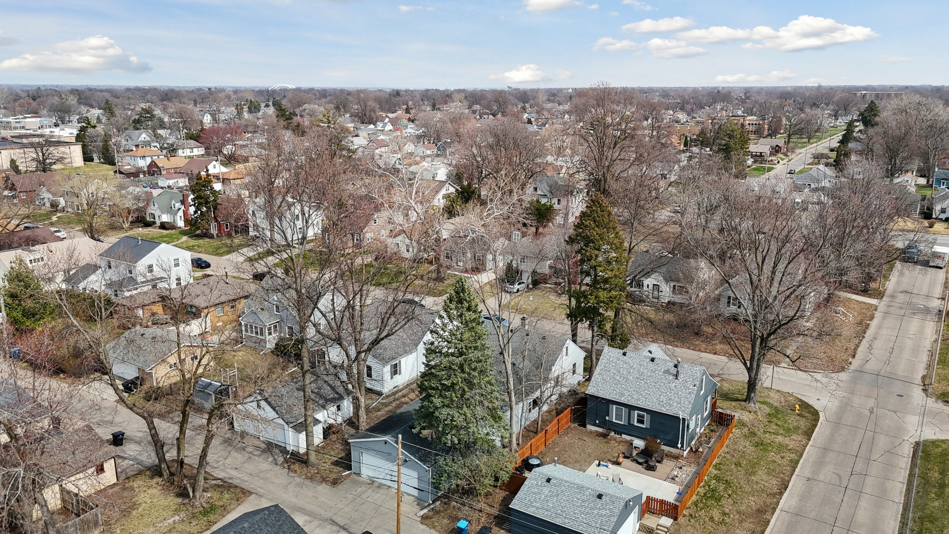 2052 37th Street Rock Island, IL 61201 - Photo 22 of 28 an aerial view of multiple house
