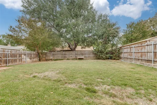 a view of a backyard