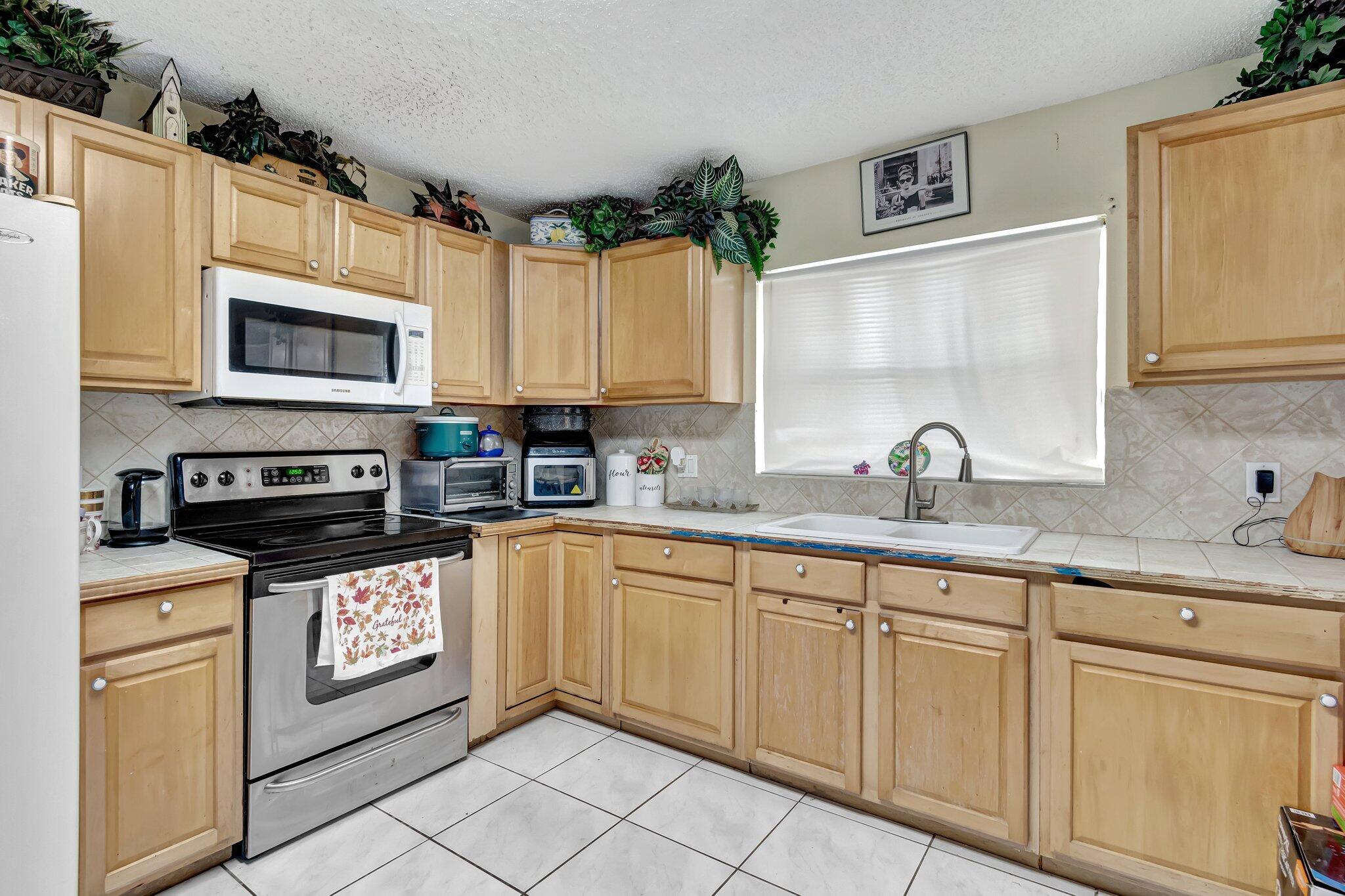 8557 Windy Circle Boynton Beach, FL 33472 - Photo 4 of 11 18-web-or-mls-DSC_9950