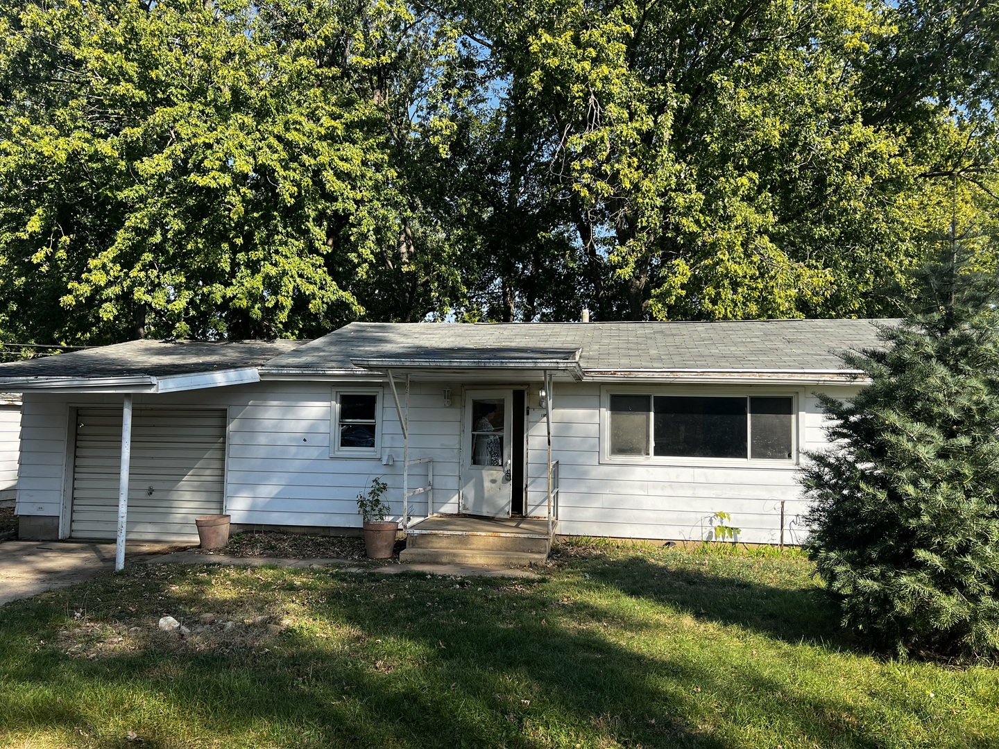 a front view of house with yard