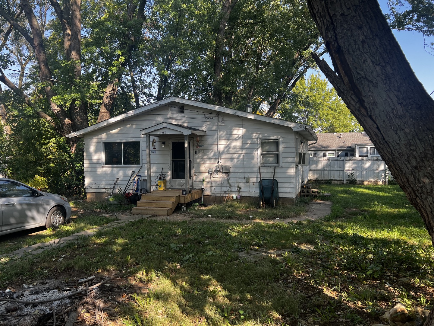 1850 West Charles Road Morris, IL 60450 - Photo 2 of 2 a front view of a house with garden