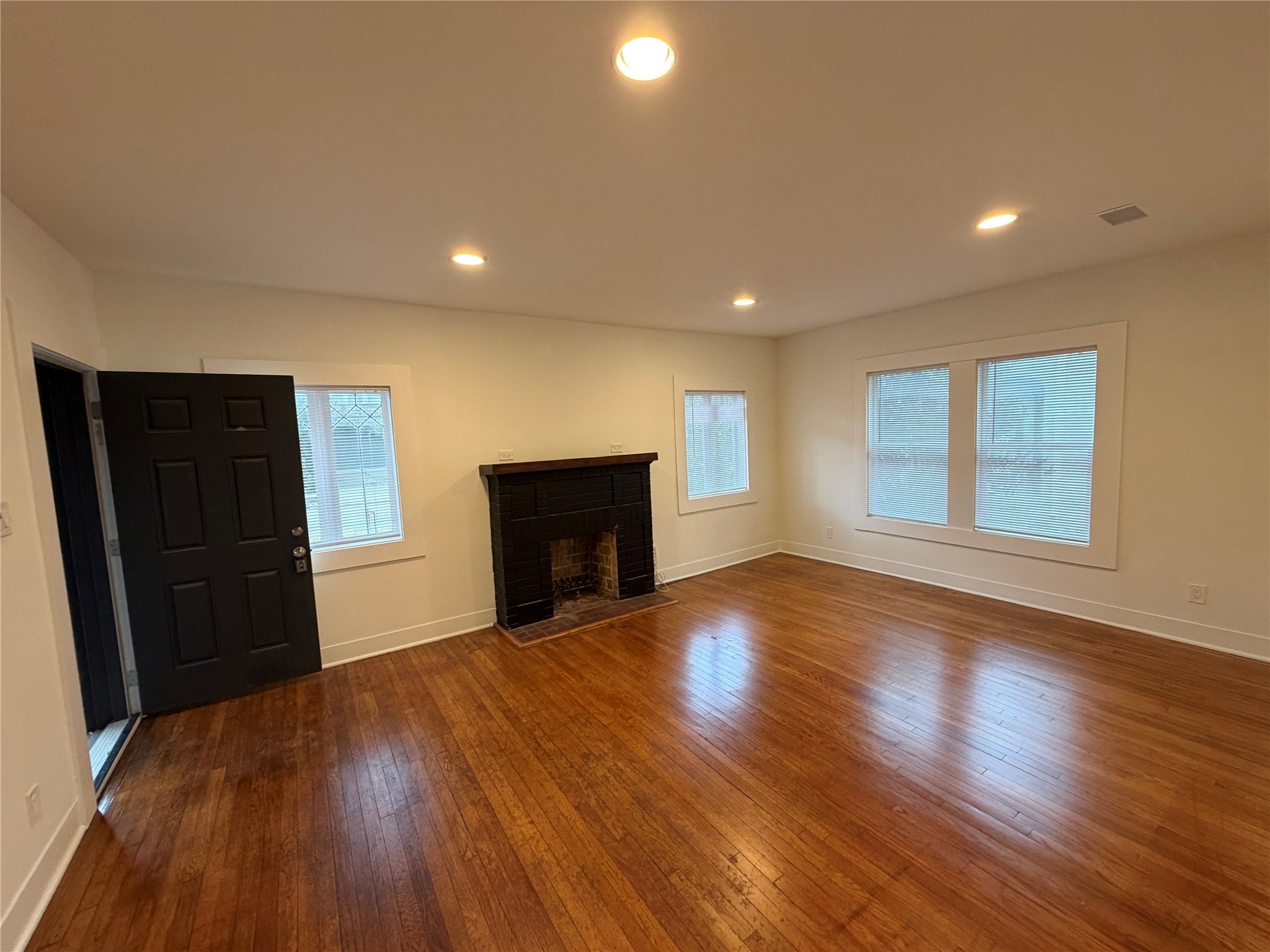 1637 Bonnie Brae Street Houston, TX 77006 - Photo 3 of 9 Living Area With Recessed Lighting