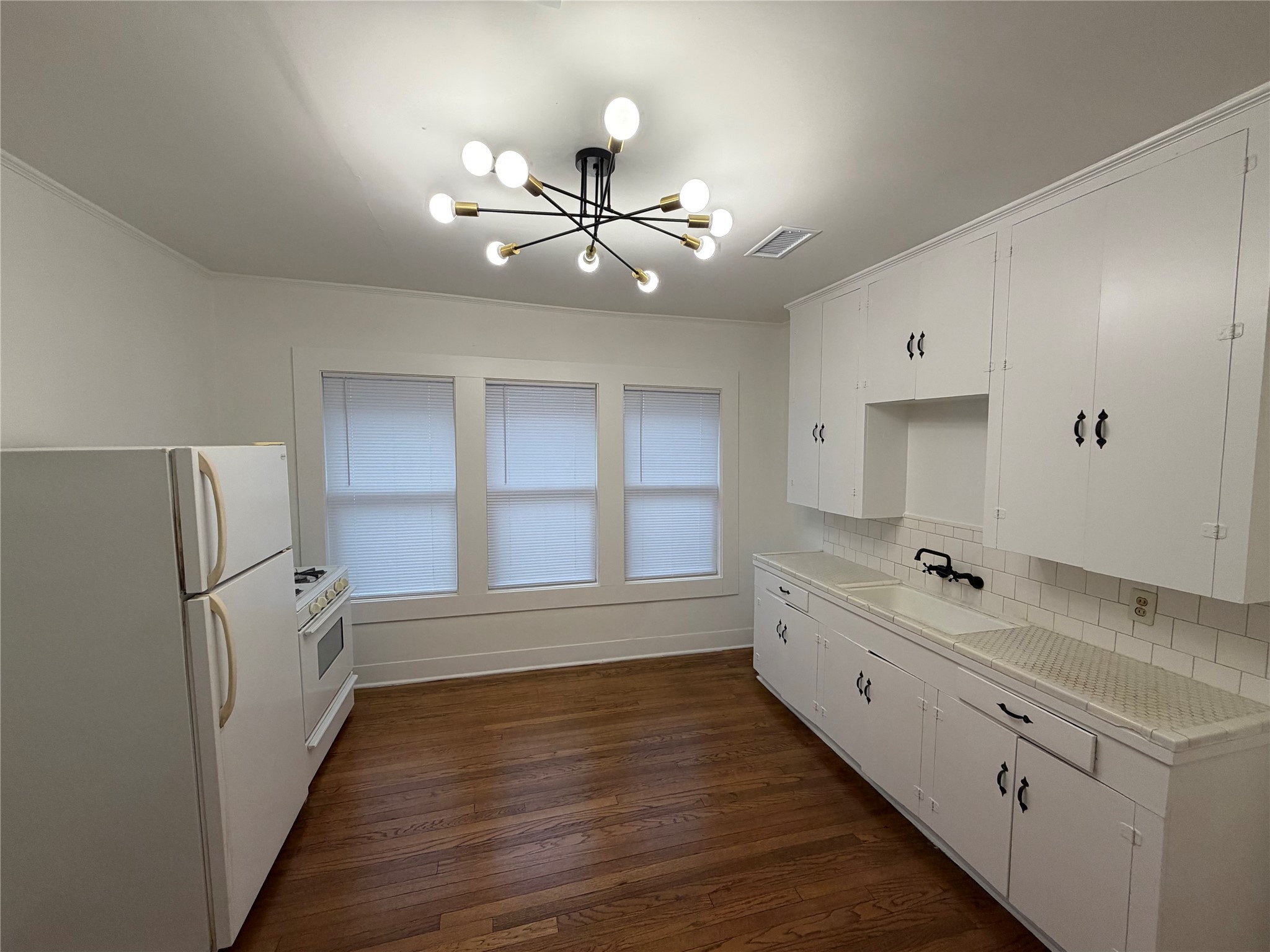 1637 Bonnie Brae Street Houston, TX 77006 - Photo 4 of 9 Kitchen With Gas Range