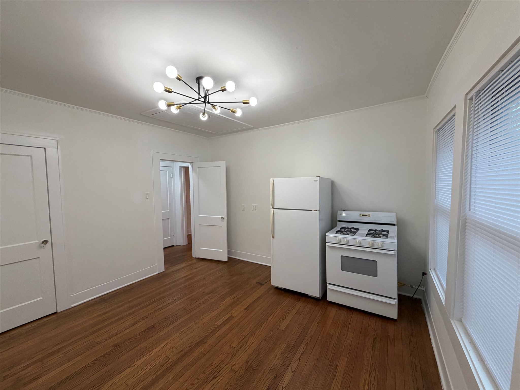 1637 Bonnie Brae Street Houston, TX 77006 - Photo 5 of 9 Kitchen With Gas Range