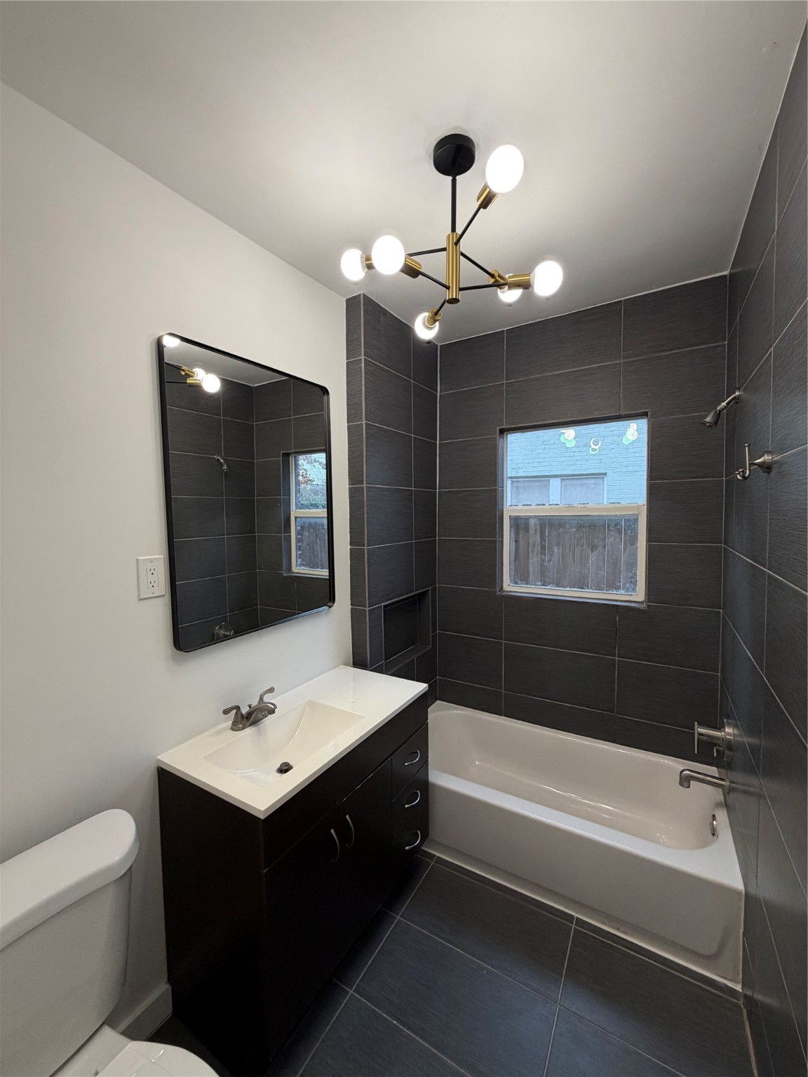 1637 Bonnie Brae Street Houston, TX 77006 - Photo 9 of 9 Bathroom