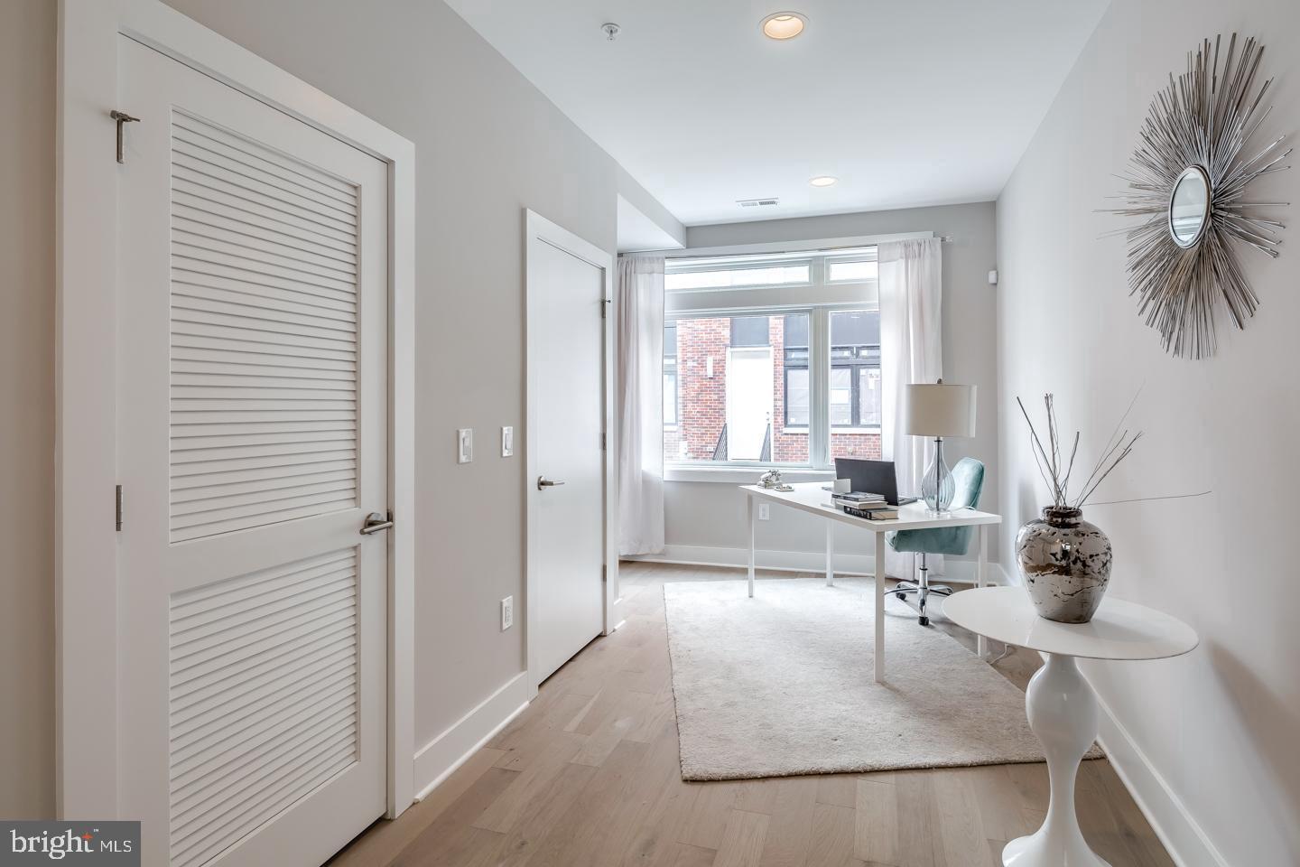 520 Fairmount Avenue Philadelphia, PA 19123 - Photo 19 of 24 a living room with furniture and a table