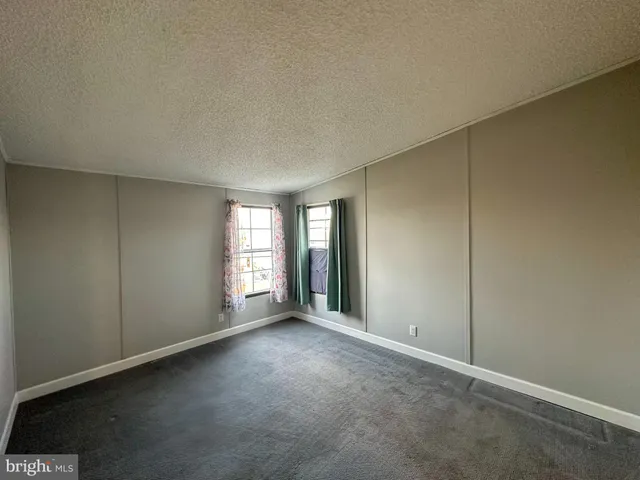 a view of empty room with window