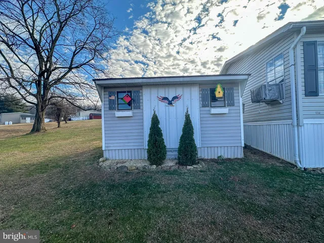 a view of a back yard of the house