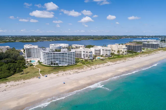 a view of a tennis court