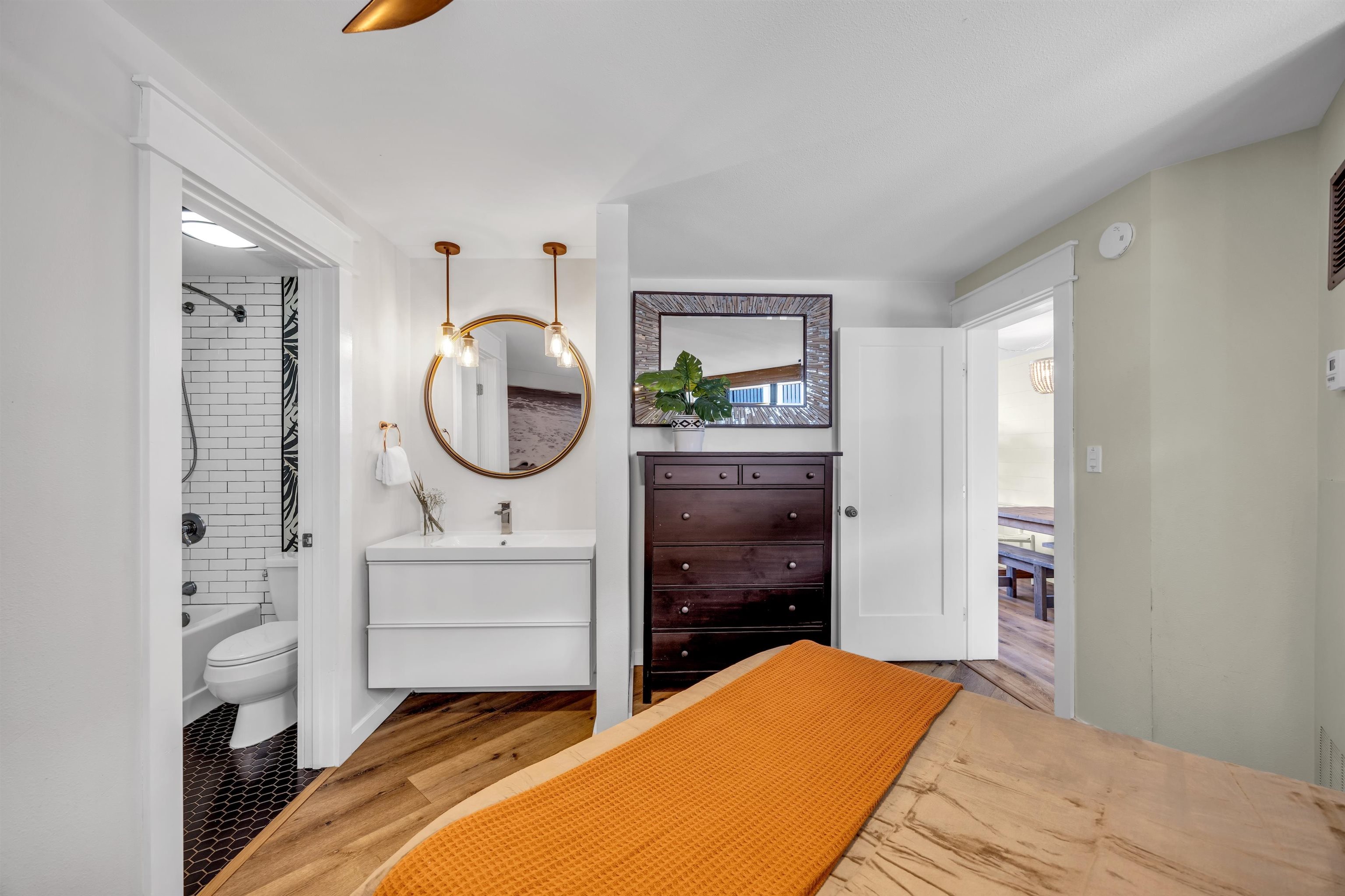 938 South Kihei Road, Unit 533 Kihei, HI 96753 - Photo 12 of 27 a bedroom with a bed and a dresser