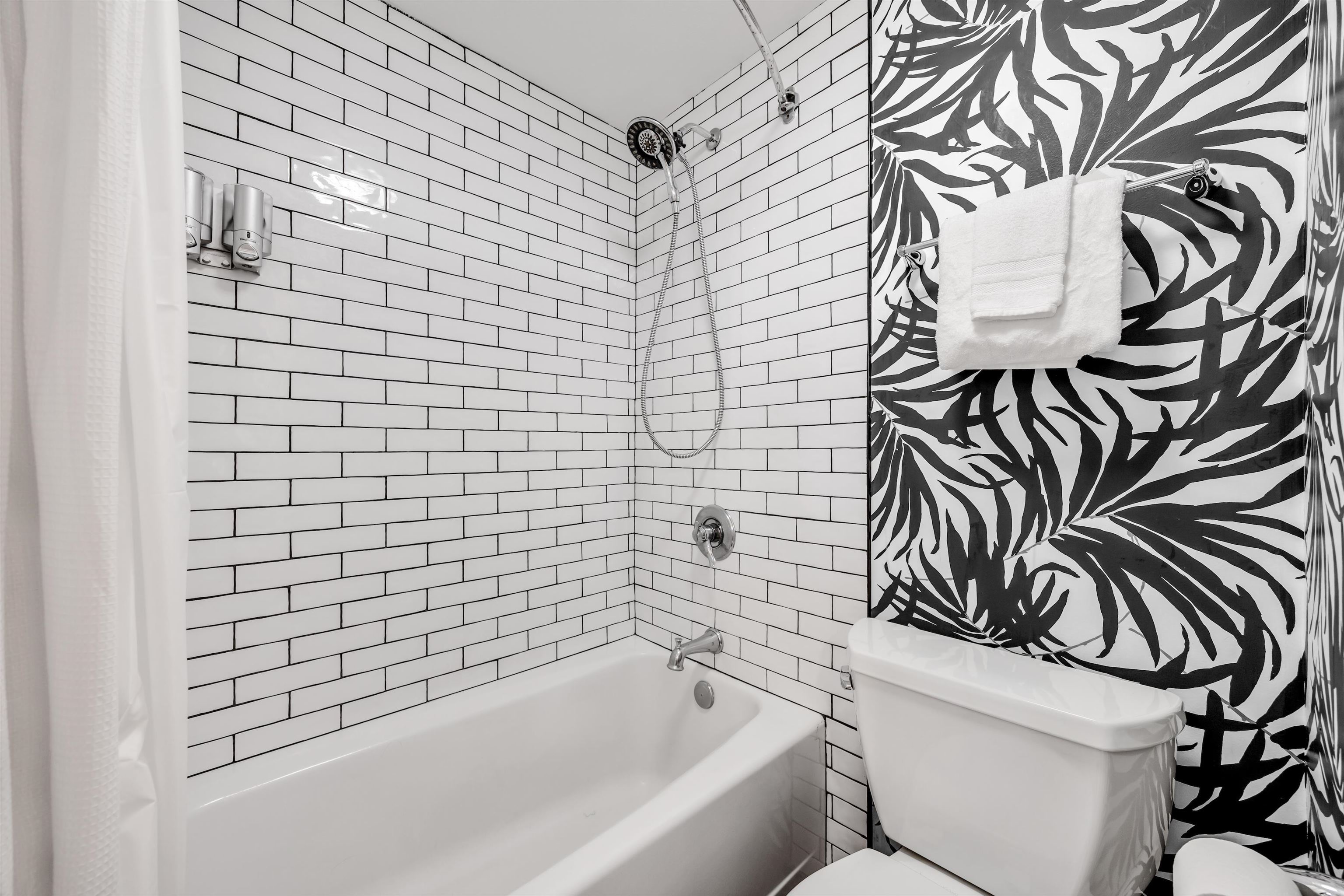 938 South Kihei Road, Unit 533 Kihei, HI 96753 - Photo 13 of 27 a bathroom with a bathtub and shower