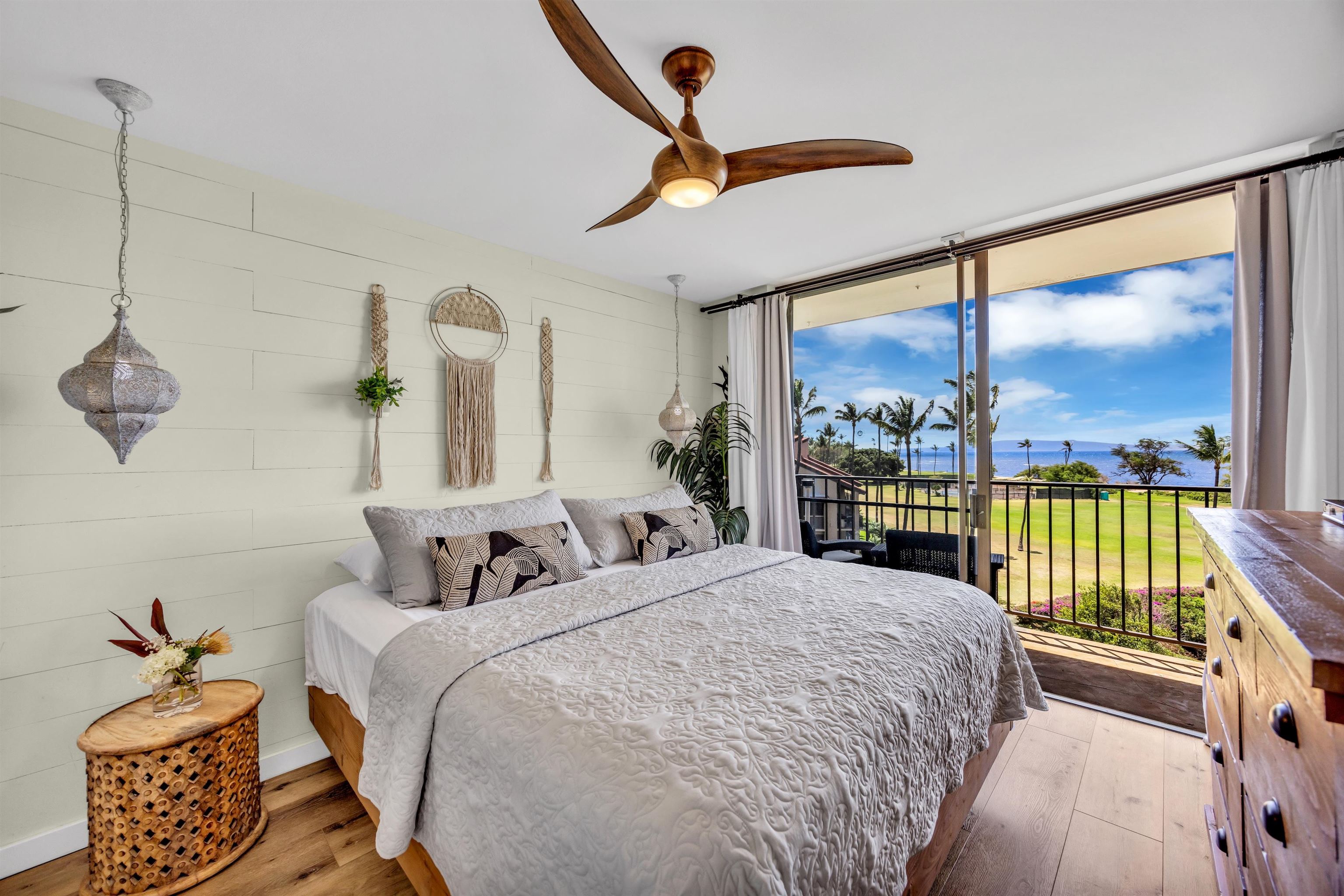 938 South Kihei Road, Unit 533 Kihei, HI 96753 - Photo 3 of 27 a bedroom with a large bed and a large window