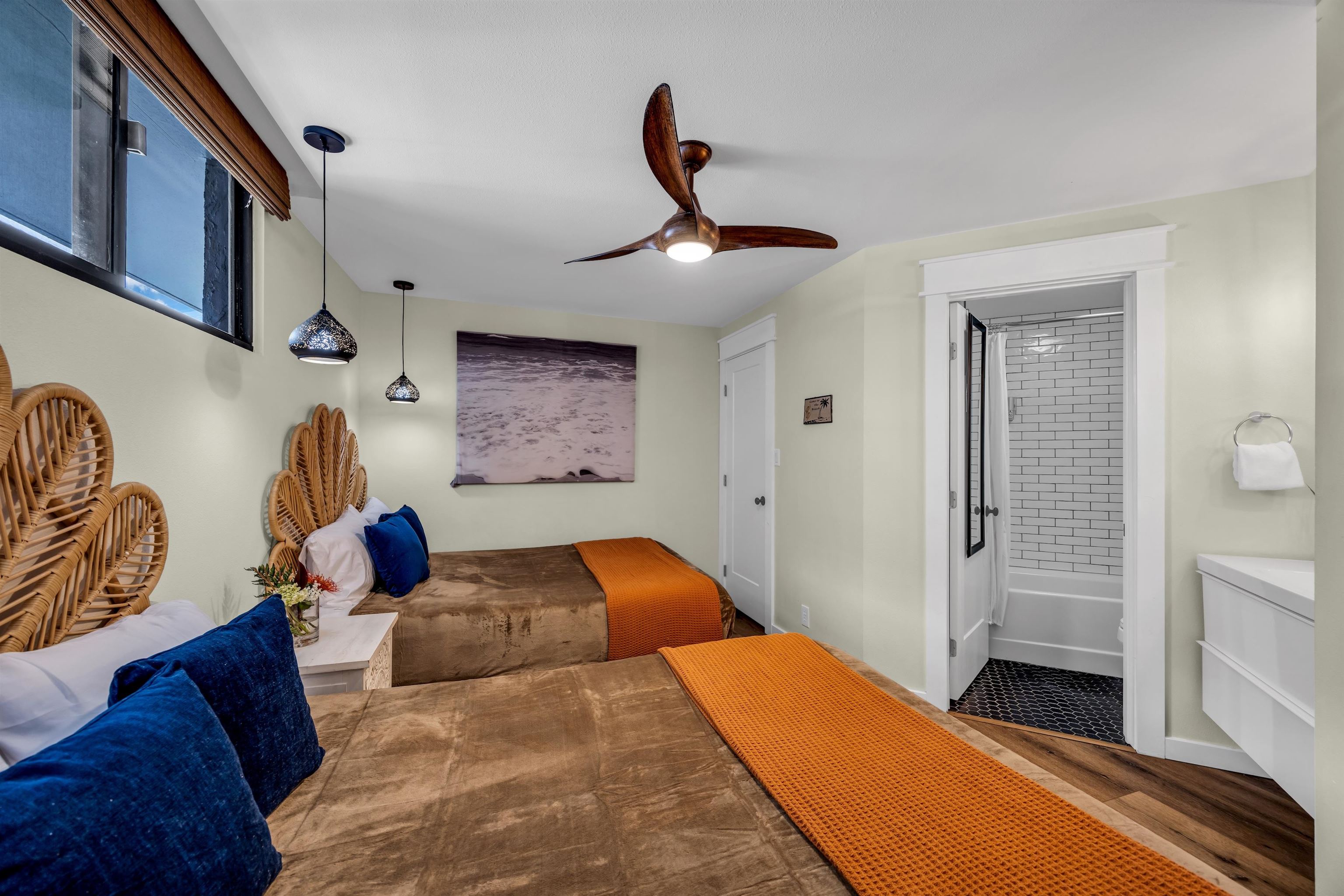 938 South Kihei Road, Unit 533 Kihei, HI 96753 - Photo 5 of 27 a bedroom with a bed and a painting on the wall