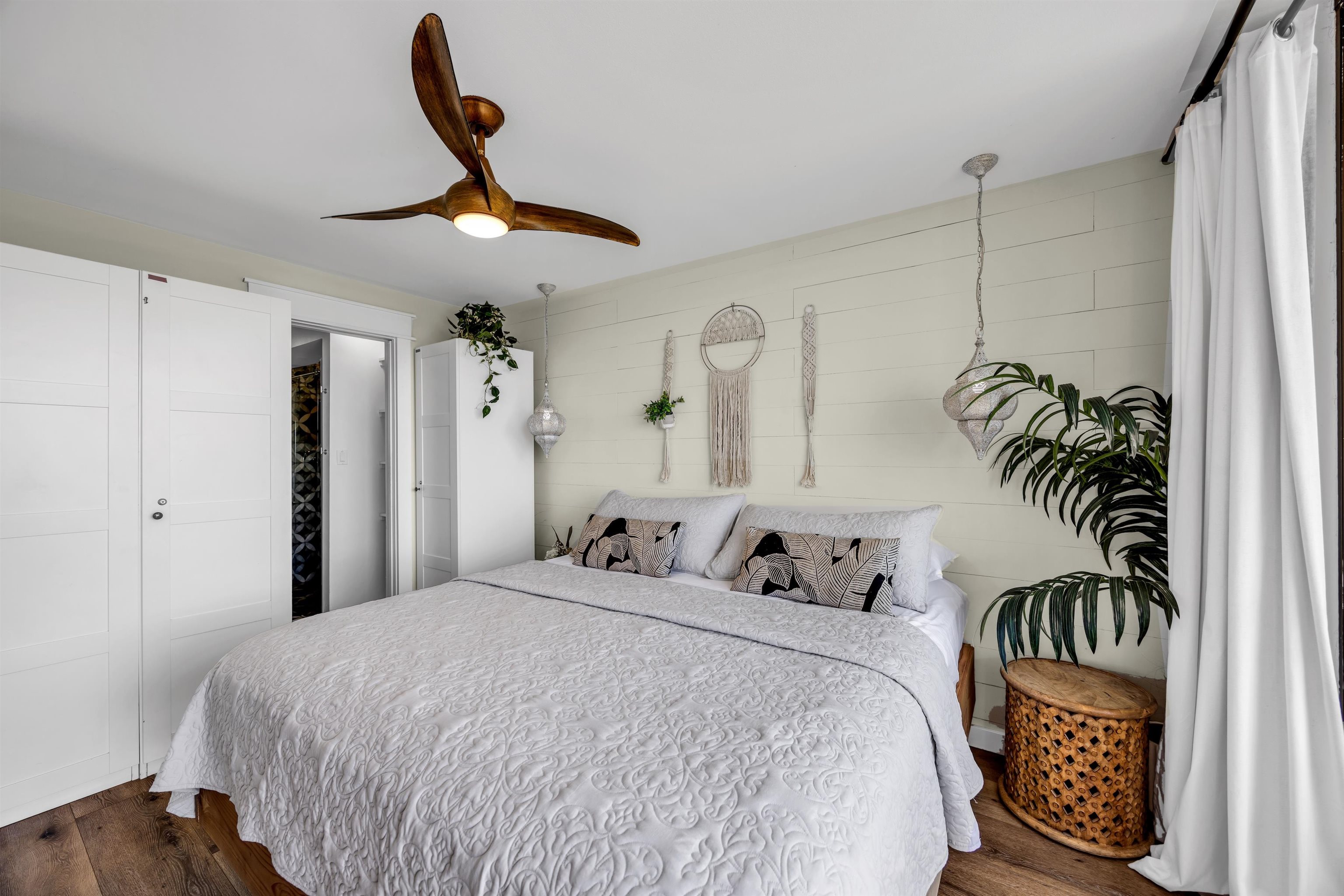 938 South Kihei Road, Unit 533 Kihei, HI 96753 - Photo 9 of 27 a bedroom with a bed and a chandelier