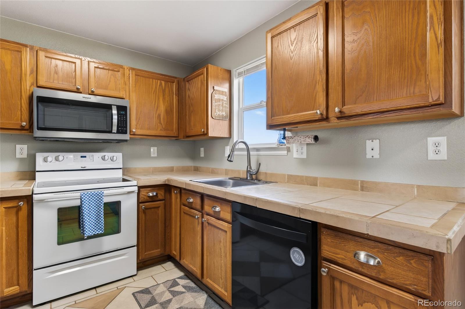 2830 Renshaw Street Strasburg, CO 80136 - Photo 8 of 28