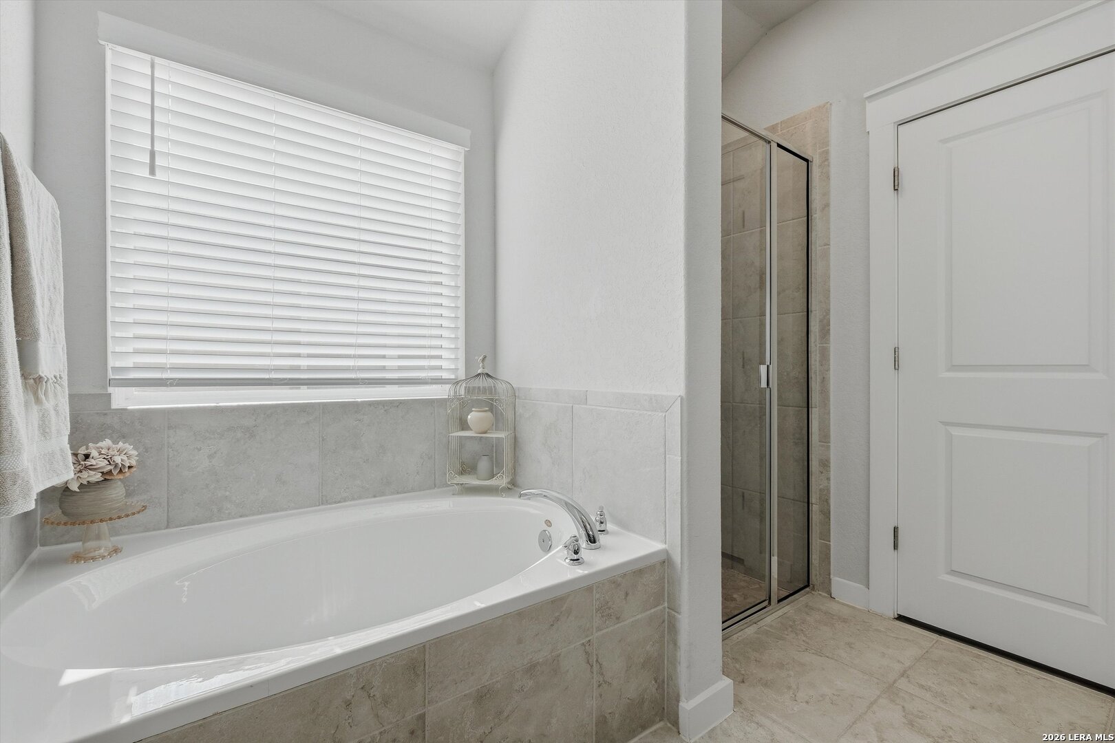 10776 Rosalina Loop Converse, TX 78109 - Photo 27 of 31 a bathroom with a bathtub and a shower