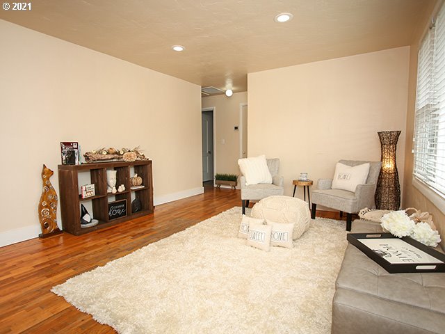 3298 Pheasant Boulevard Springfield, OR 97477 - Photo 3 of 20 Gallery Image 3