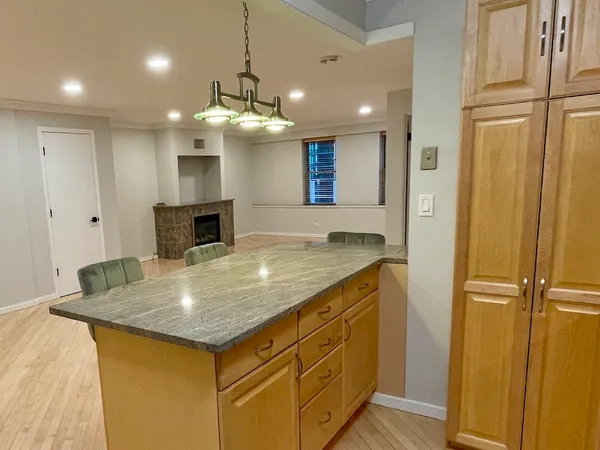 $2,250 | 40 East 9th Street, Unit 1604, Chicago, IL 60605