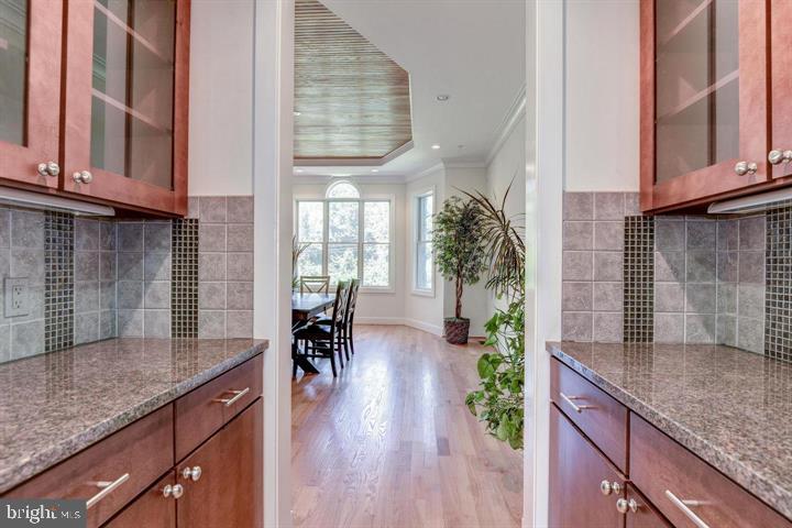 9830 River Road Potomac, MD 20854 - Photo 10 of 31 Butler's Pantry