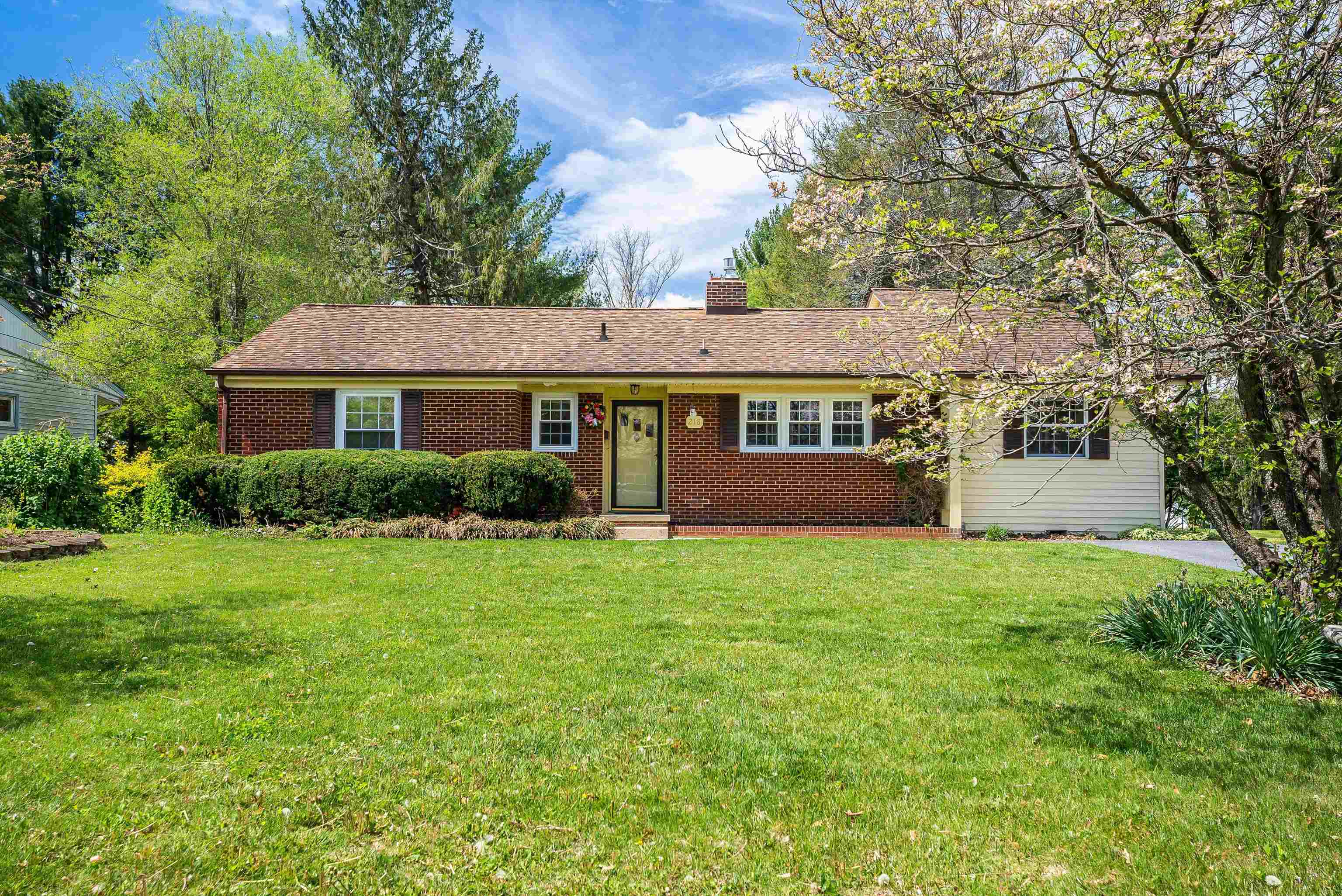 a view of a house with backyard and garden