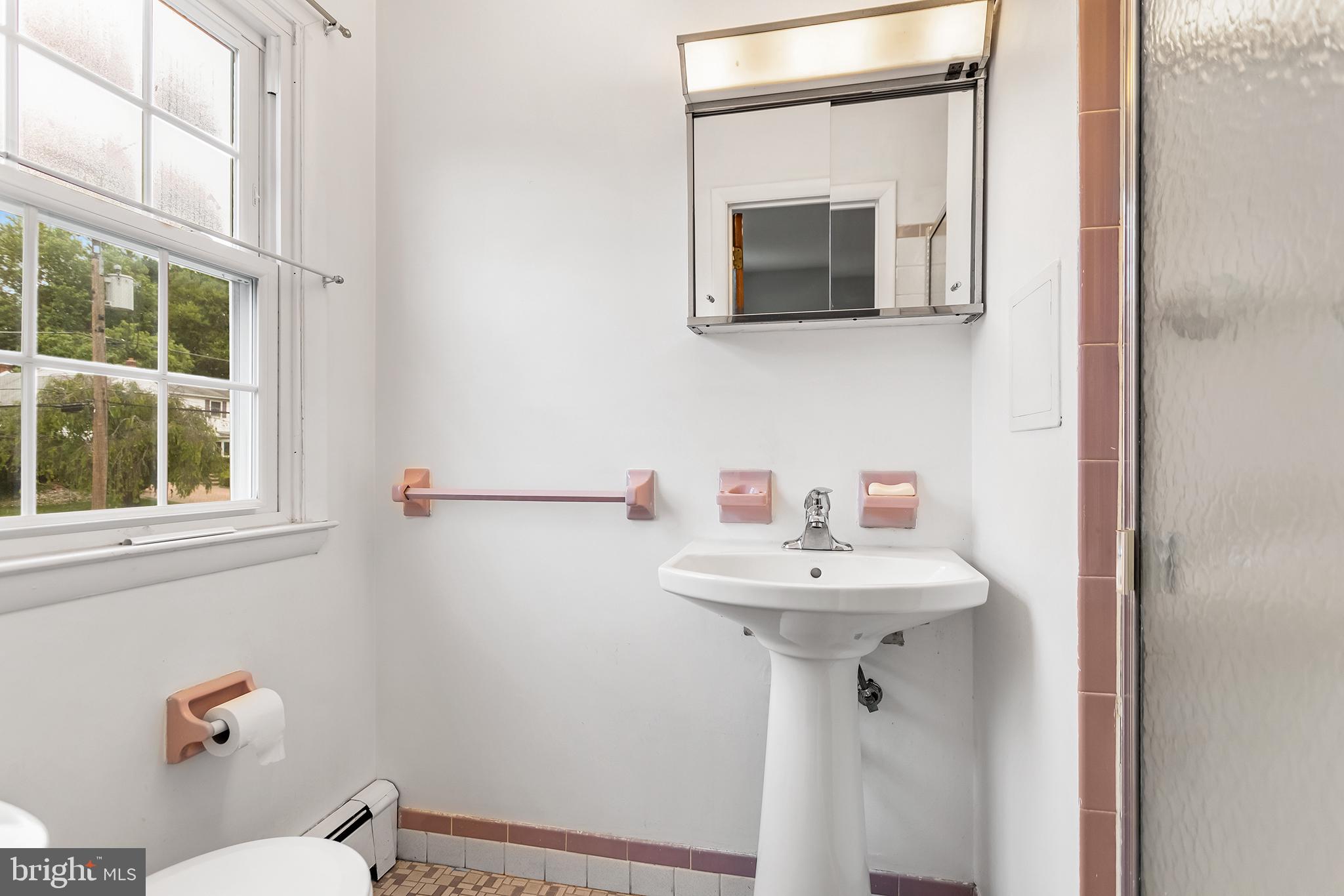 1033 Crozer Lane Springfield, PA 19064 - Photo 16 of 26 Primary en-suite bath