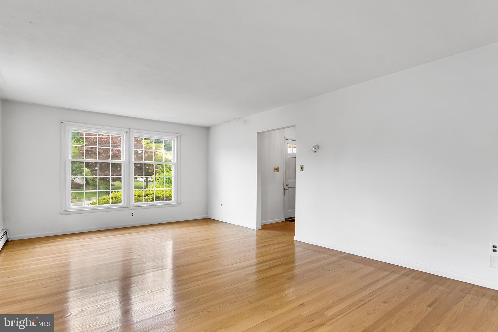 1033 Crozer Lane Springfield, PA 19064 - Photo 5 of 26 Living room