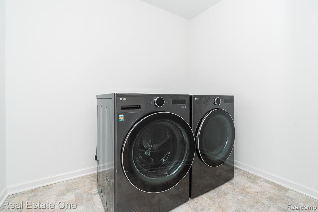 201 Beechview Drive Rochester, MI 48306 - Photo 35 of 49 Integrated full-size washer and dryer units